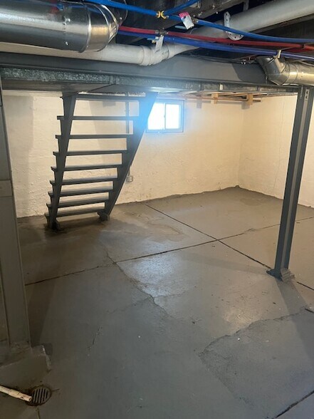 Building Photo - 4668 Tesson St