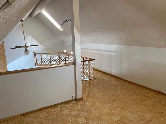Building Photo - NICE TOP FLOOR APARTMENT IN LITTLETON!!!