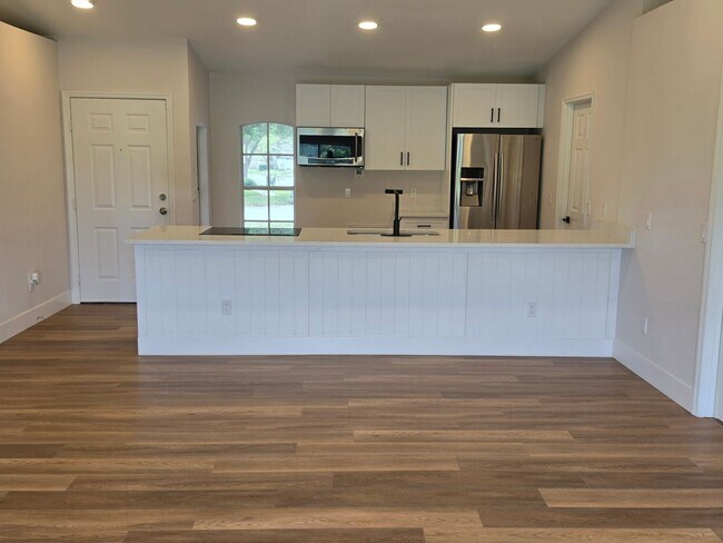Building Photo - FOR RENT!!! SIMPLY STUNNING (REMODELED) 3 BEDROOM 2 BATH SINGLE FAMILY HOME...