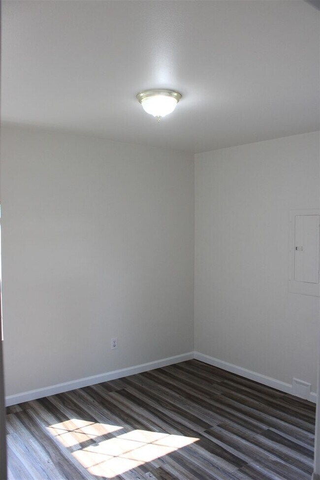 Building Photo - 3 Bedroom, 1.5 Bathroom House! Available now!