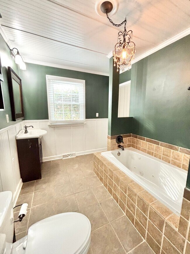 Building Photo - Spacious 3 Bedroom Convenient to Downtown High Point!