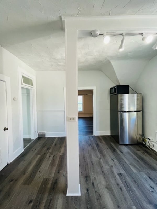 Building Photo - 1395 S 900 E
