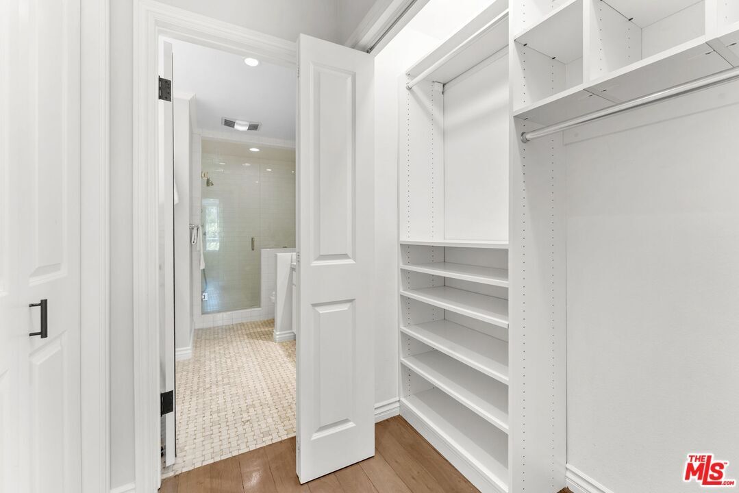 Building Photo - 906 N Doheny Dr