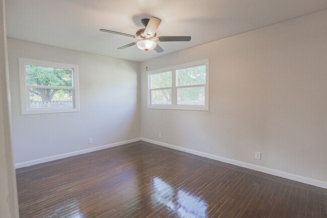 Building Photo - Pre Leasing for fall 2026! 4/2 in Medical District