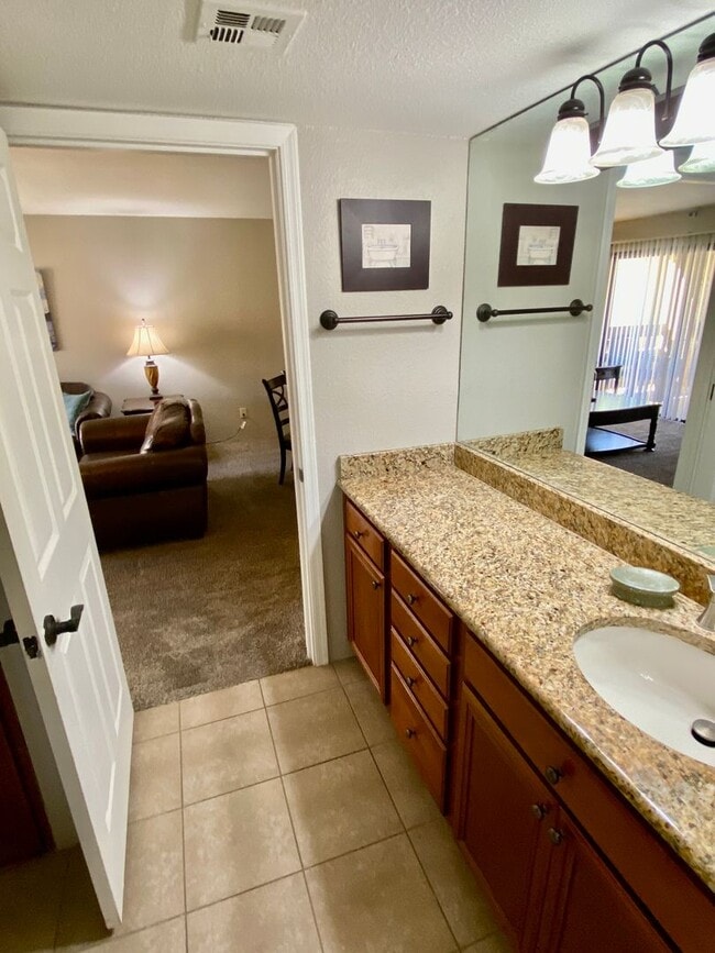 Building Photo - Furnished Scottsdale One Bedroom Condo For Long or Short Term (Min 3 Months)