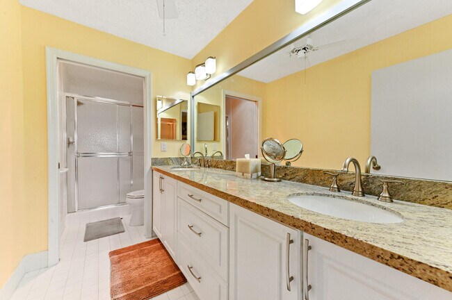 Building Photo - 9553 Shadybrook Dr
