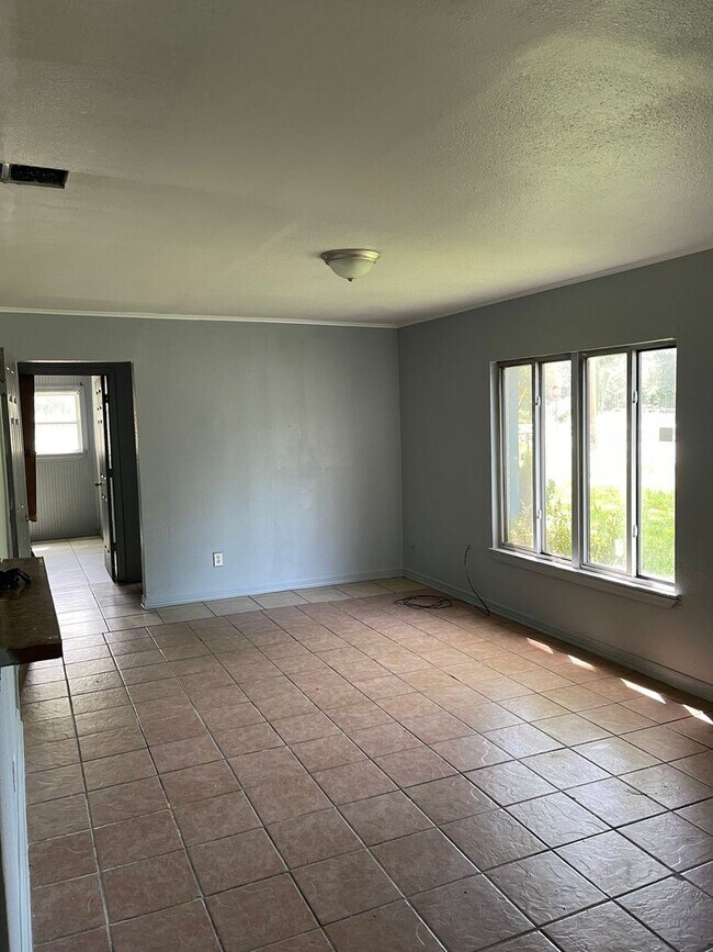 Building Photo - 405 W 76th St