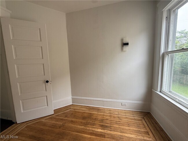 Building Photo - 1429 W 107th St