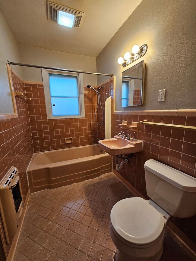 Building Photo - Move-In Special! 1/2 off 1st Month! (3) Bed/(2) Bath + (2) Living Areas Avail NOW!