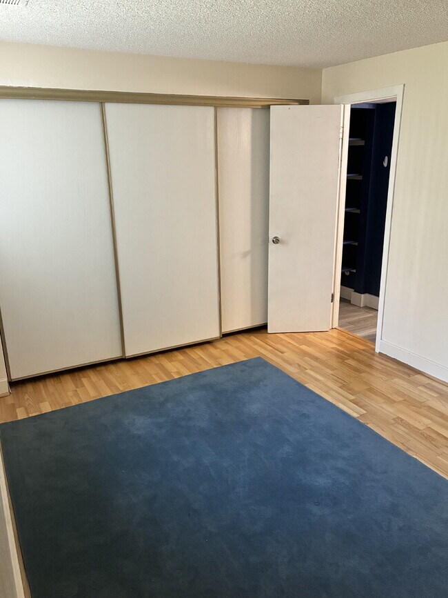 Building Photo - Beautiful Townhome - 4 Bedrooms 3 Bathroom with 2 Additional Bonus Rooms!