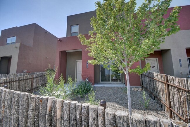 Building Photo - Immediate Move In Available!