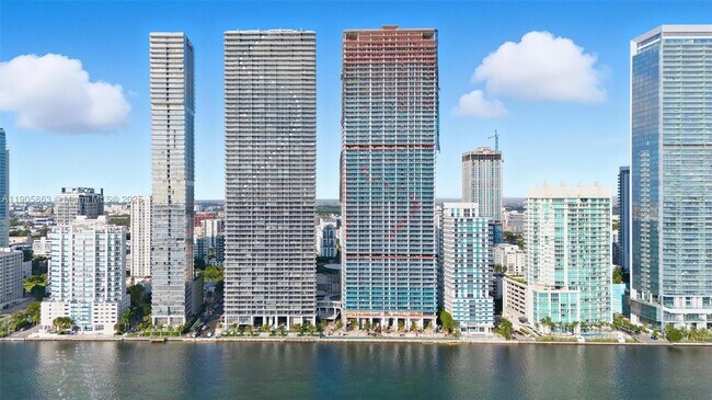 Building Photo - 700 NE 24th St