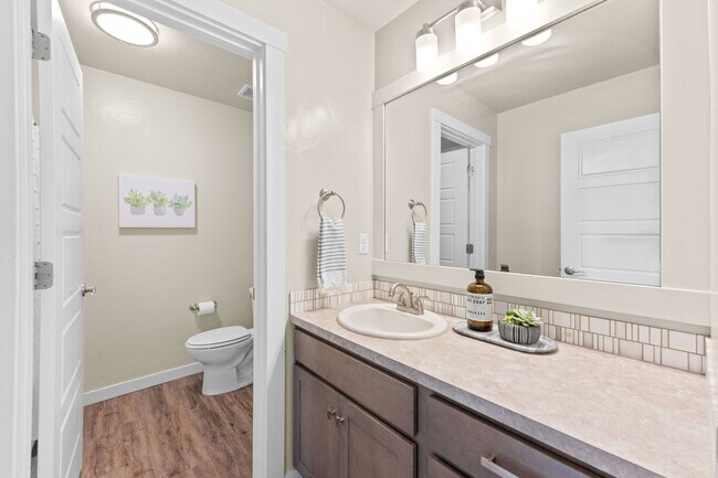 Building Photo - 5 Bedroom 2.5 Bath FOUR CAR GARAGE Eagle, ...