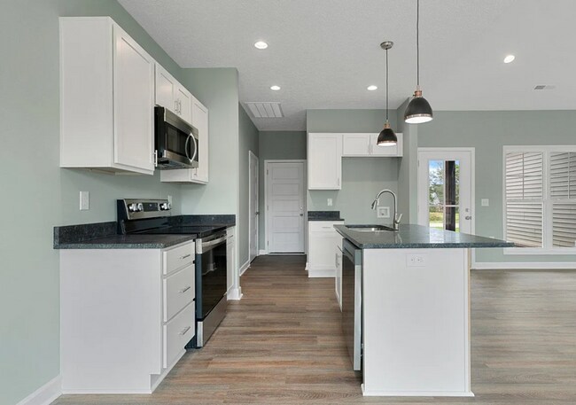 Building Photo - 2583 Cedrus Ave