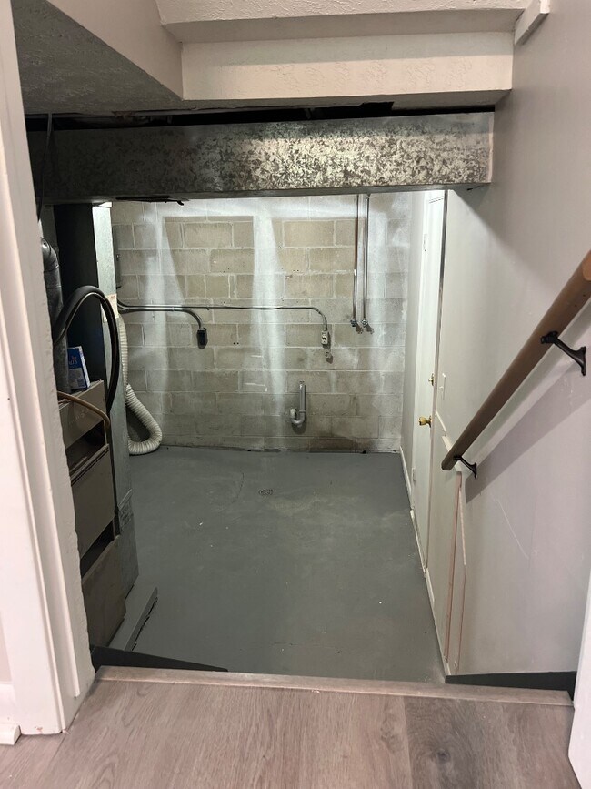 Building Photo - 11226 Roxbury Dr