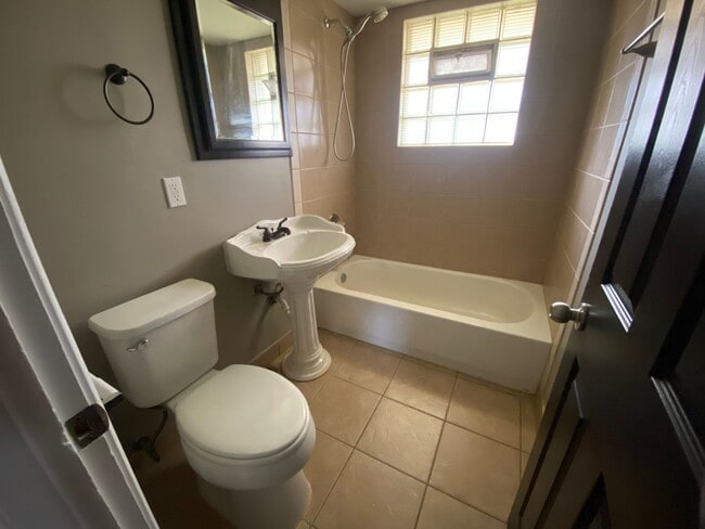 Building Photo - 3 Bedroom 2 Bath Single Family Home!  Gara...