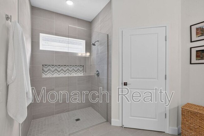 Building Photo - 1075 SW 66th Ter