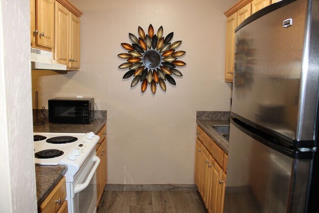 Building Photo - 2 Bedroom  Condo For Rent