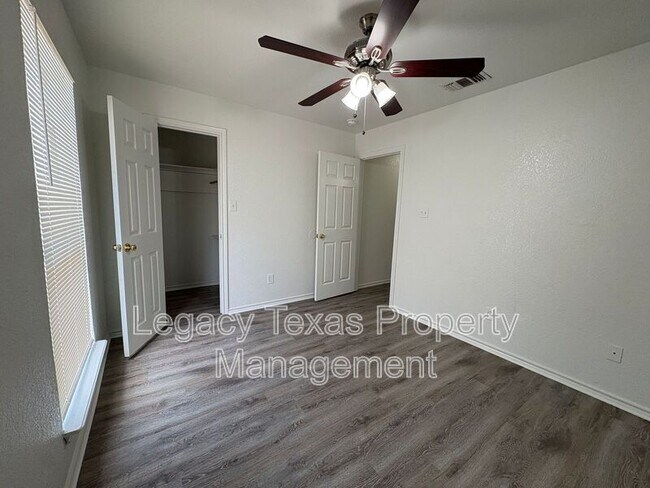 Building Photo - 404 N Anglin St