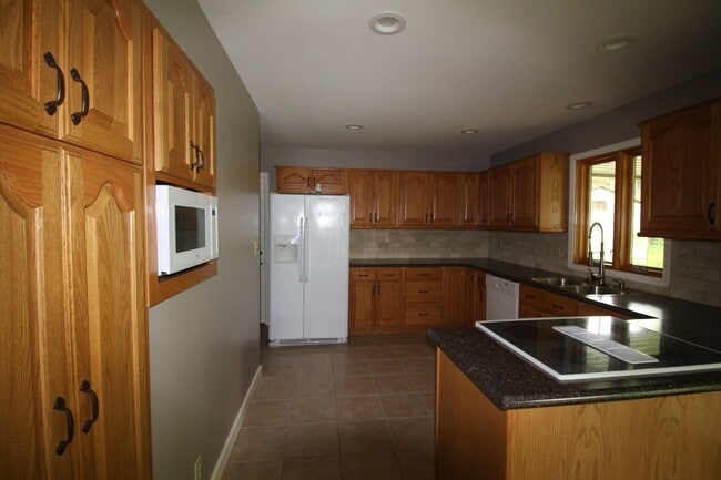Building Photo - 133 Youngridge Dr