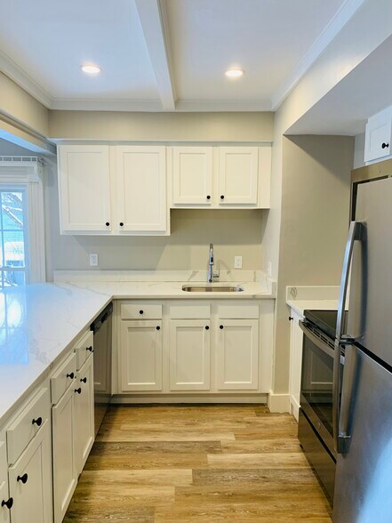 Building Photo - 2015 Quechee Main St