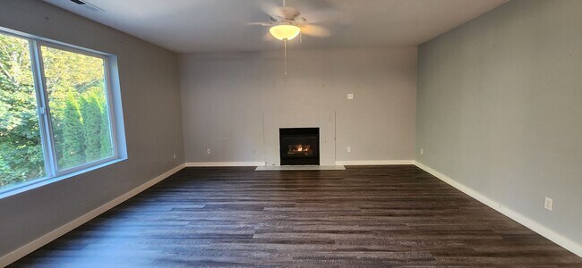 Building Photo - 5 bedroom 2.5 Bathroom single family home ...