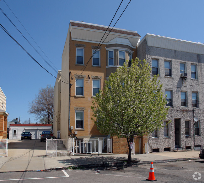 Building Photo - 87 E 25th St