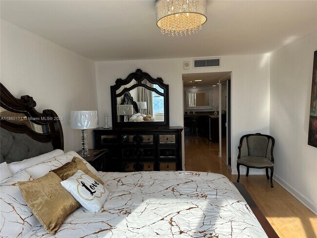 Building Photo - 6039 Collins Ave