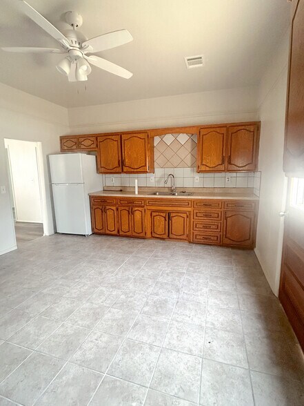 Building Photo - 602 W Rainey Ave