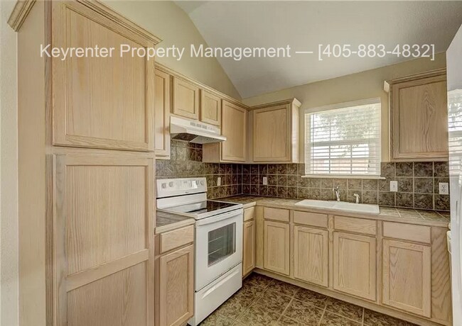 Building Photo - Gorgeous 3 bedroom 2 Bath and 2 Car Home in the Heart of Yukon