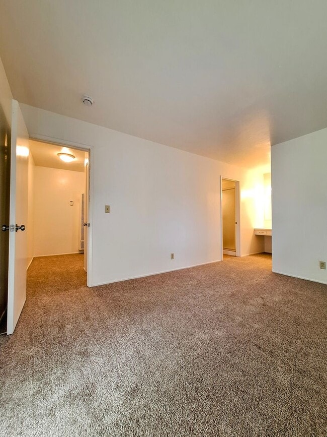 Building Photo - Refurbished 3bd Townhouse Style Apartment