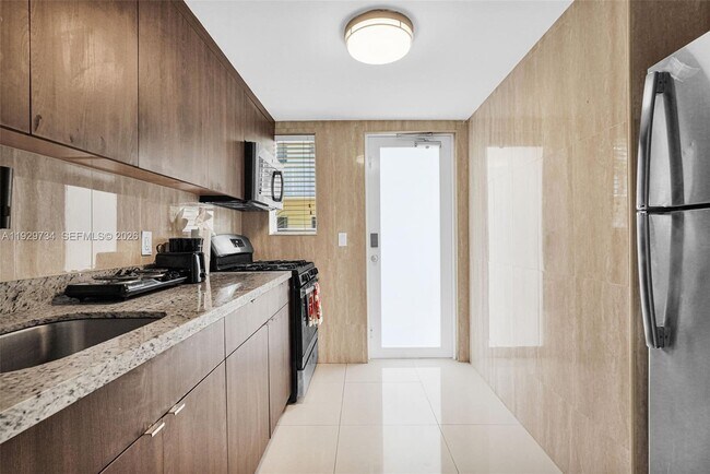 Building Photo - 1025 94th St