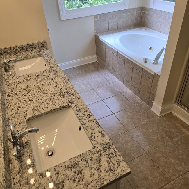 Building Photo - 5 Bedroom and 4.5 Baths. This home has it ...