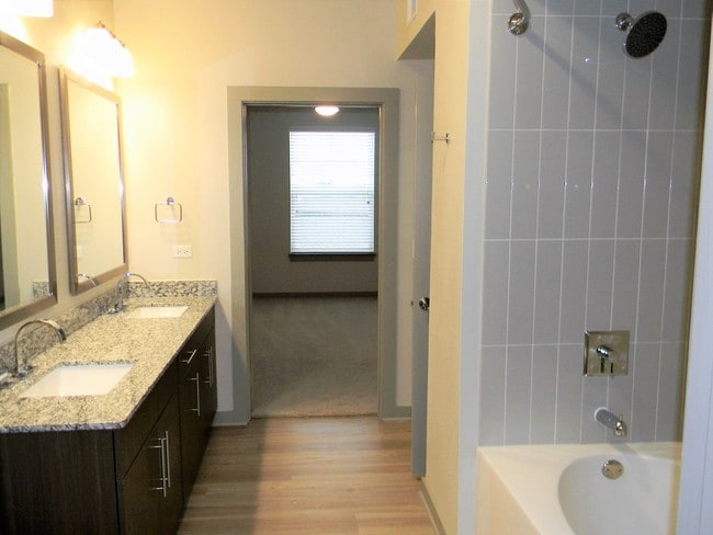 Building Photo - 670 E Algonquin Rd