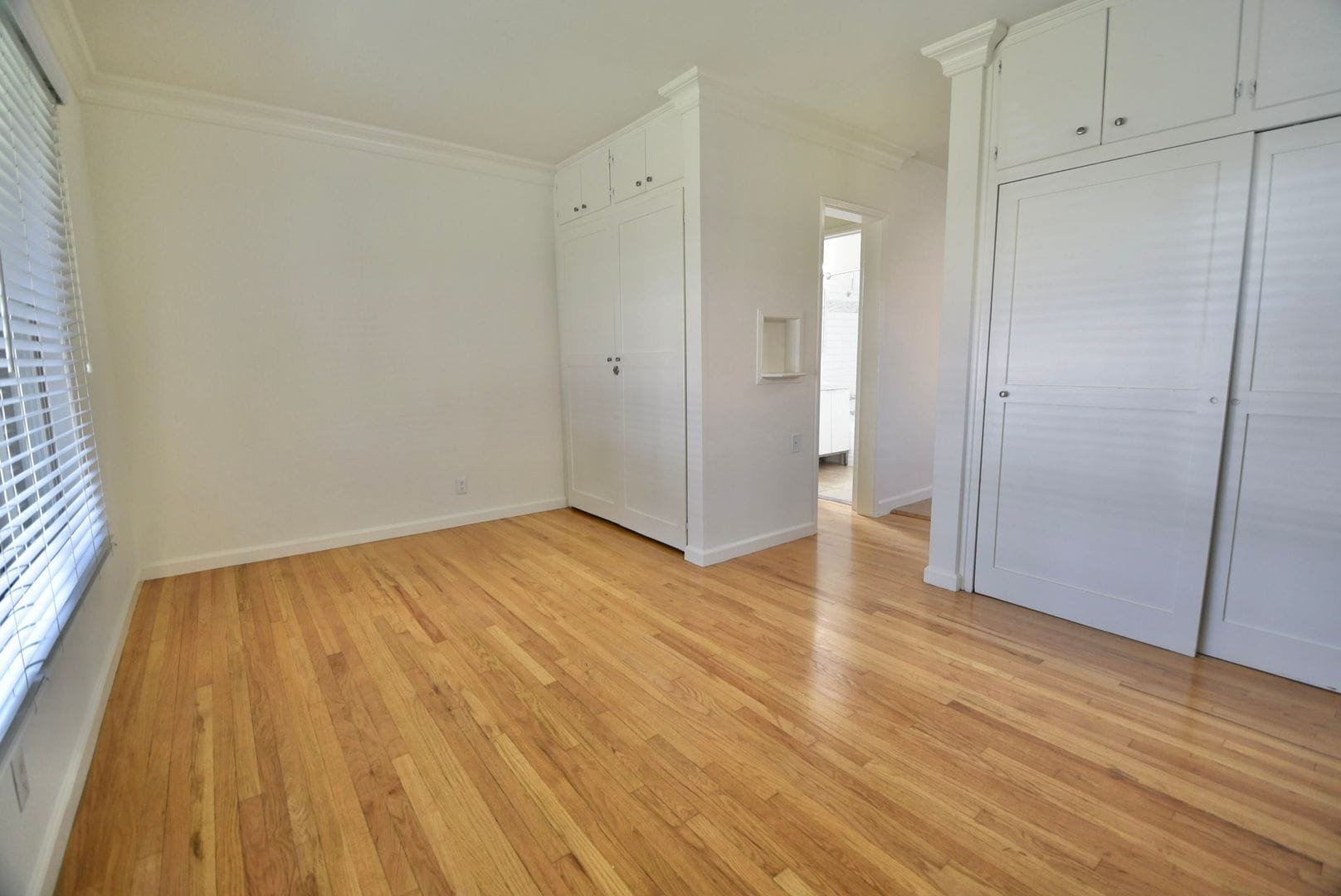 Building Photo - 605-609 North Hollywood Way