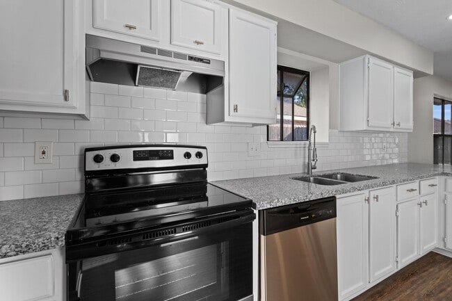 Building Photo - 502 7th St