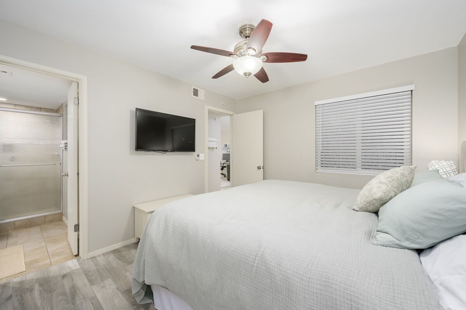 Building Photo - 4850 E Desert Cove Ave