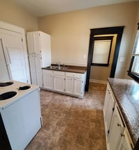 Building Photo - 2 Bedroom Home with Detached Garage, Fence...