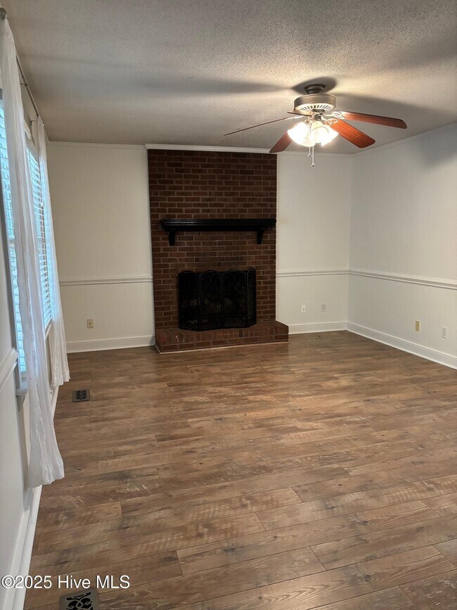 Building Photo - 609 River Hill Dr
