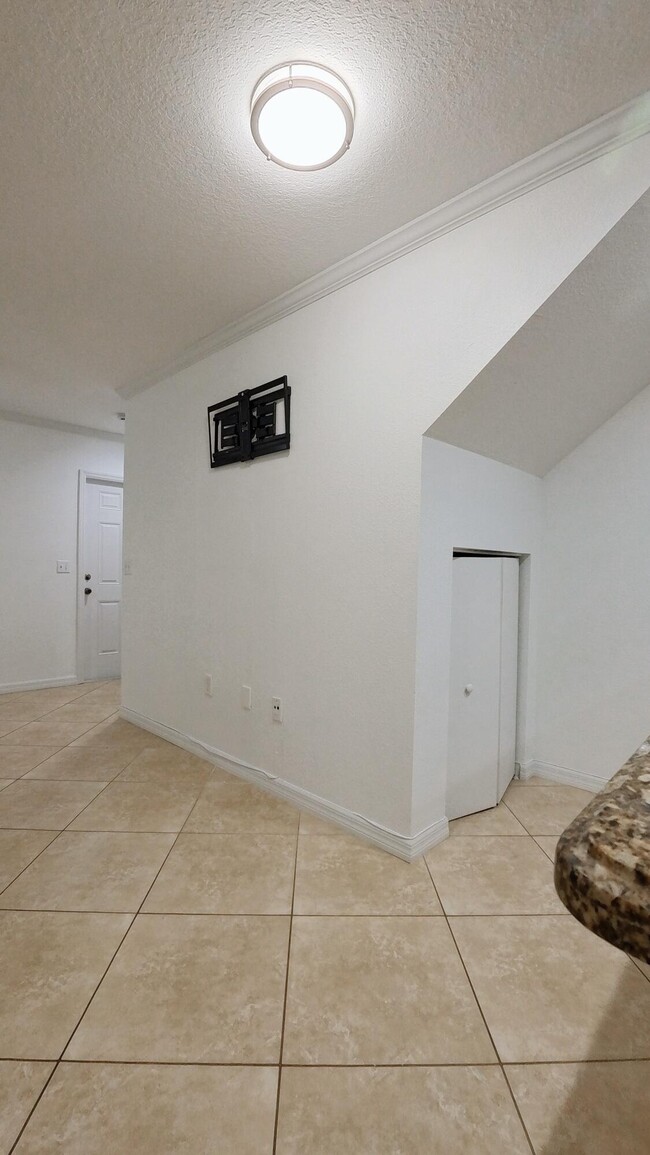 Building Photo - 1000 Palm Trail