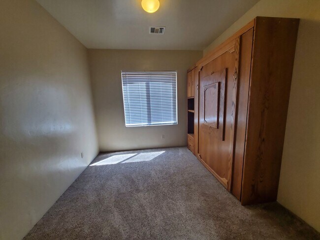 Building Photo - Central Tucson, close to everything, community pool