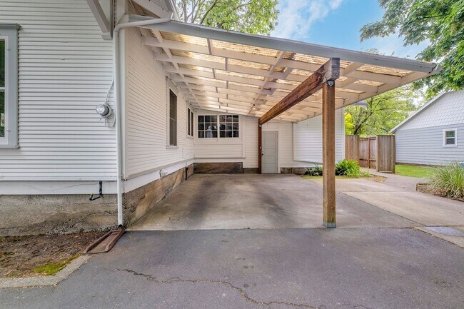 Building Photo - Charming bungalow