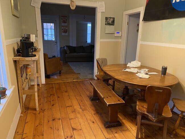 Building Photo - 11 W 14th St