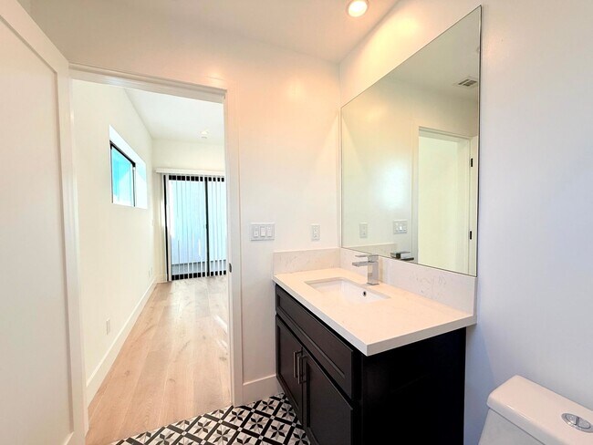 Building Photo - Beautiful Modern Luxury 4 Story Townhome - 4 bed - 3.5 bath with Rooftop Deck in Silver Lake