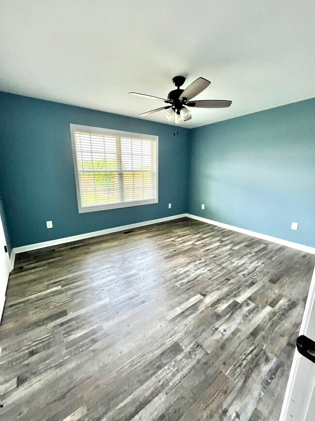 Building Photo - 605 Strawberry Dr