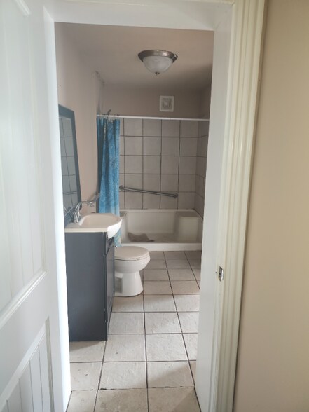 Building Photo - 1017 E Wells Ave