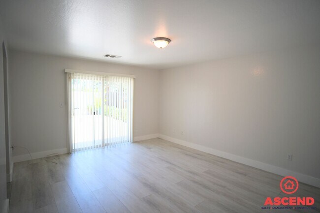 Building Photo - Lovely Home in Southwest Bakersfield!-SOLA...