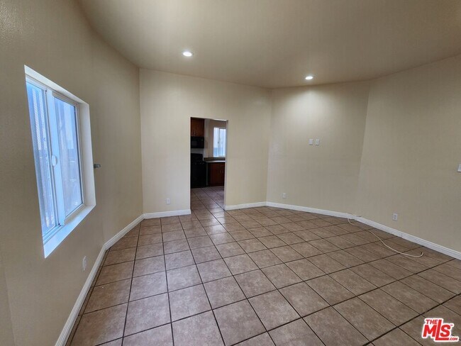 Building Photo - 750 E 40th Pl