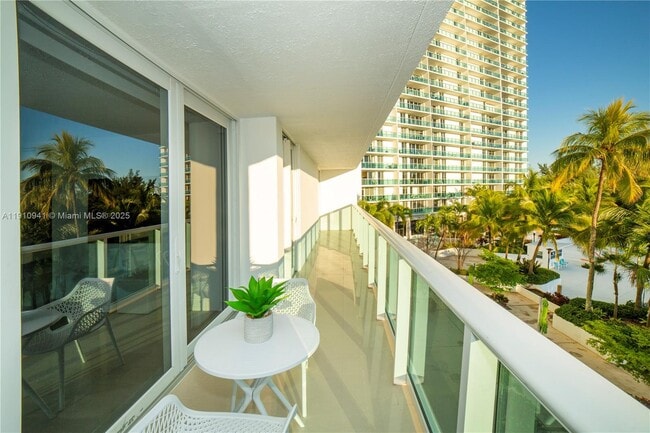 Building Photo - 100 Bayview Dr