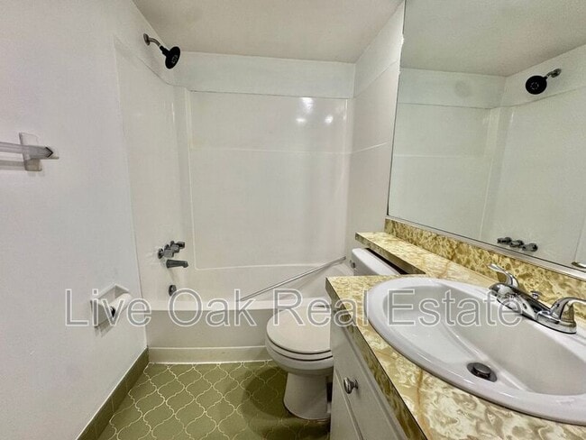 Building Photo - 1309 Cypress Ave